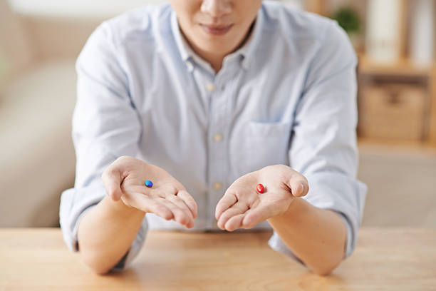 귀하는 주사침의 빨간색 또는 파란색 약품? - vitamin pill red pill capsule 뉴스 사진 이미지