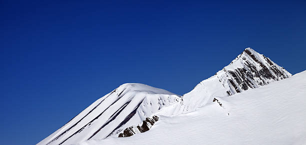 istock Panoramic view on off-piste slope and blue clear sky 496390686
