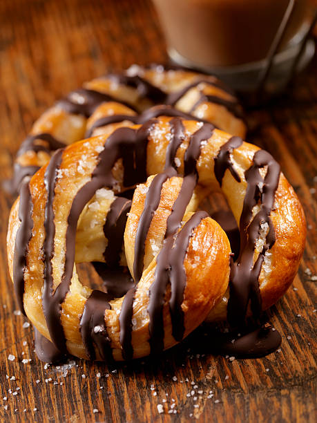 pretzels coberto de chocolate mole - philadelphia mississippi imagens e fotografias de stock