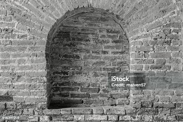 Pared De Ladrillo Viejo Color Gris Con Un Arco En Nicho Foto de stock y más banco de imágenes de Arco - Característica arquitectónica