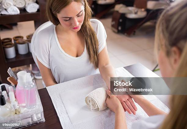 Beleza Therapist Massajar Clientes Mão - Fotografias de stock e mais imagens de 30-34 Anos - 30-34 Anos, 30-39 Anos, Adulto