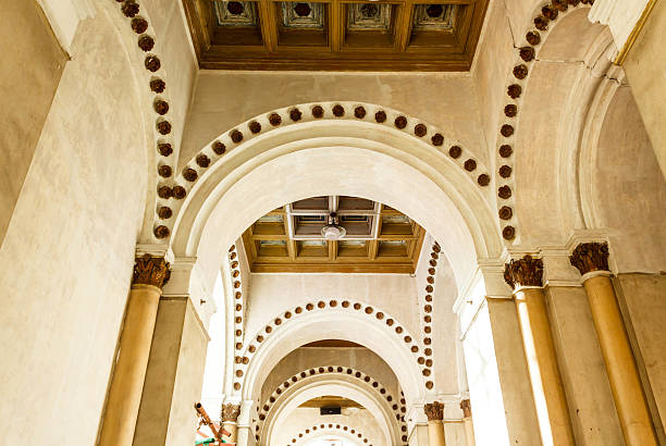 piękne przejście arch of sobór zaśnięcia matki bożej. - roman column arch pedestrian walkway zdjęcia i obrazy z banku zdjęć