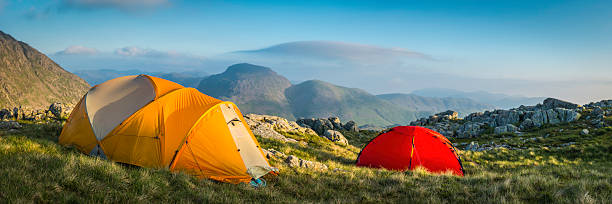 kolorowe namioty wysokie w malowniczych górach wild camp sunrise - langdale pikes panoramic english lake district cumbria zdjęcia i obrazy z banku zdjęć