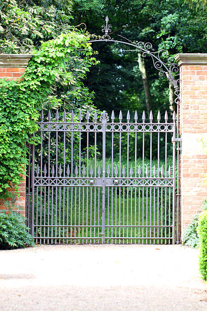 porta verde - mansion uk gravel summer foto e immagini stock