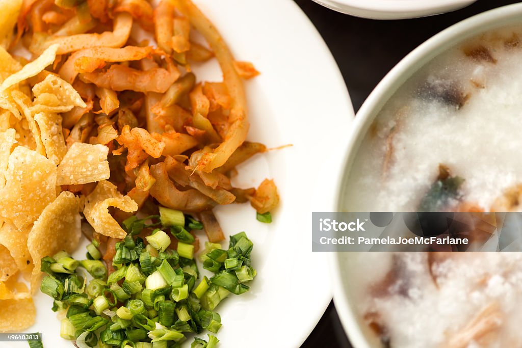 Piatto di Congee servito con condimenti - Foto stock royalty-free di Congee