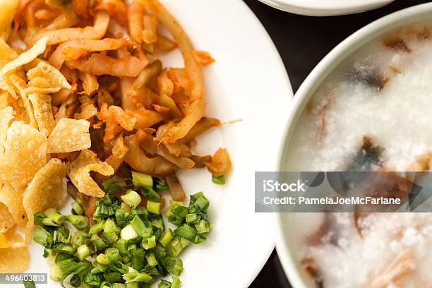 Piatto Di Congee Servito Con Condimenti - Fotografie stock e altre immagini di Congee - Congee, Cucina cinese, Cultura cinese