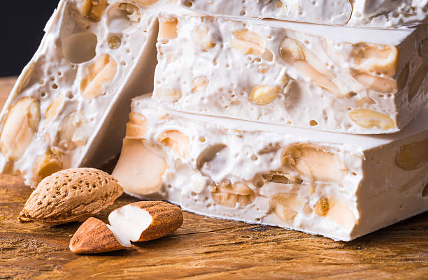 torrone o turrón con tuercas. - torrone fotografías e imágenes de stock