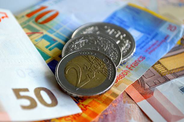 waluta unii europejskiej i szwajcarii - swiss currency coin swiss francs swiss coin zdjęcia i obrazy z banku zdjęć