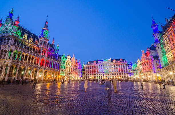 scena notturna del grand place di bruxelles - brussels belgium arranging majestic foto e immagini stock