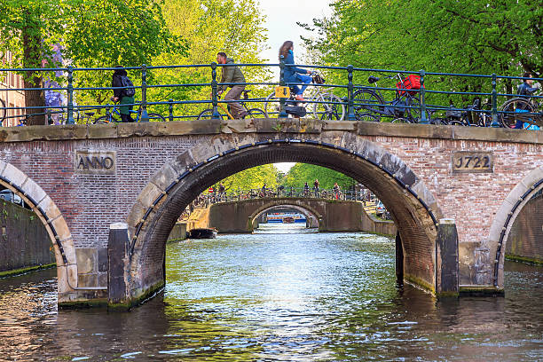 puente andar en bicicleta - keizersgracht fotografías e imágenes de stock