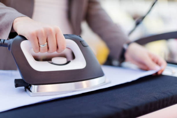 다림질 - iron women ironing board stereotypical housewife 뉴스 사진 이미지