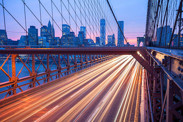 ruch na brooklyn bridge o zmroku, manhattan panoramę, new york - new york city brooklyn bridge night zdjęcia i obrazy z banku zdjęć