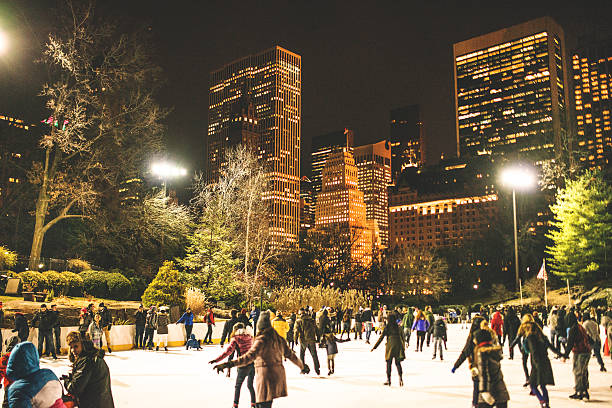 central park, pista di pattinaggio sul ghiaccio persone che si diverte - new york city new york state skyline winter foto e immagini stock