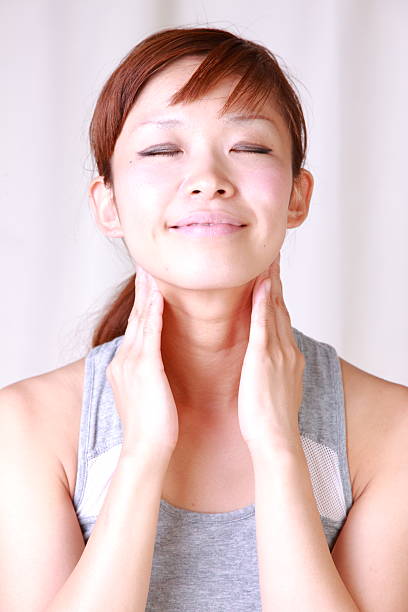 młodych japoński kobieta, ściskają sobie samodzielnie masaż szyi - self massage zdjęcia i obrazy z banku zdjęć