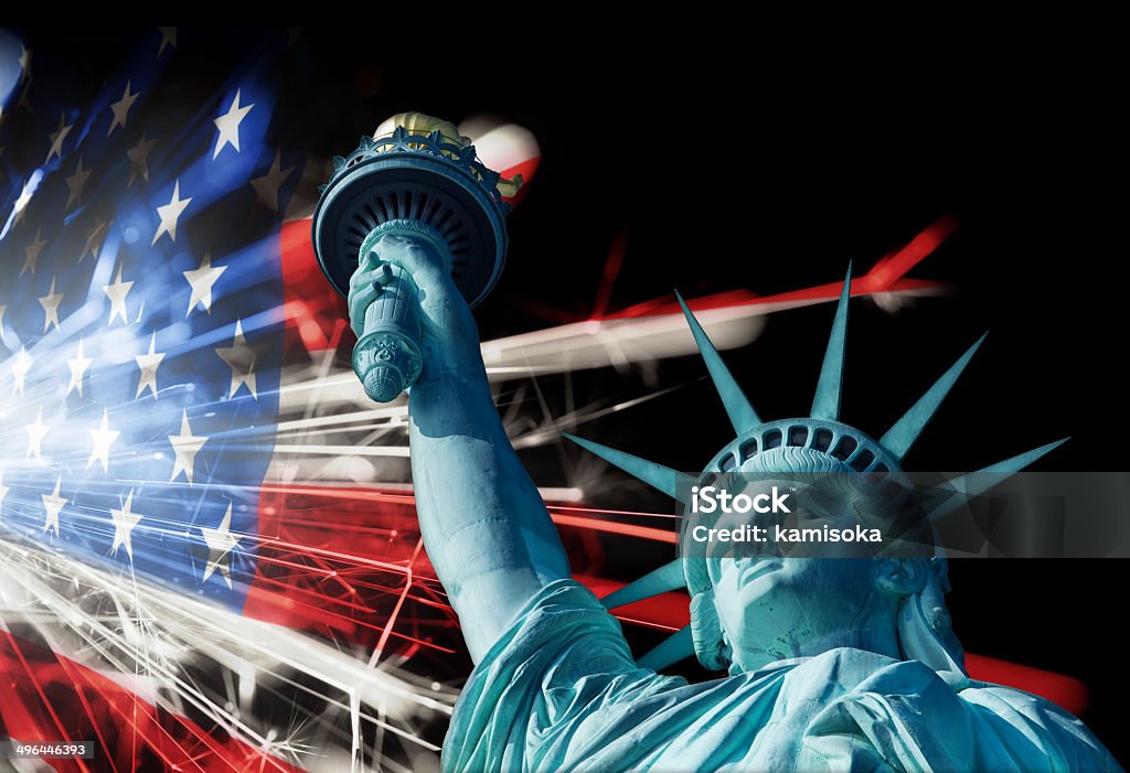 Estátua da Liberdade, bandeira americana Infront de espumante - Foto de stock de 4 de Julho royalty-free