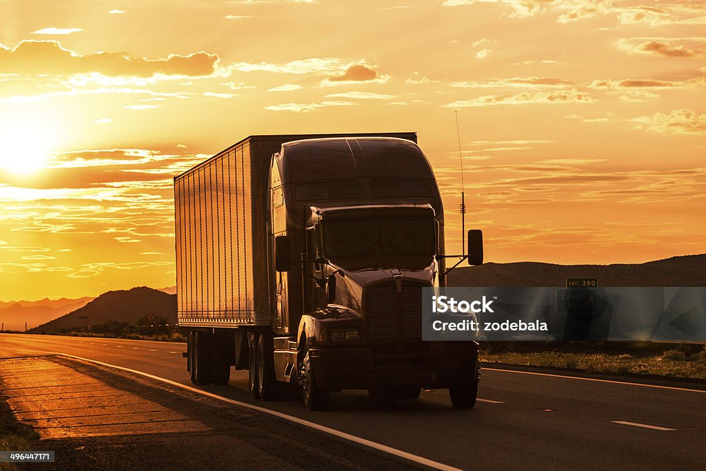 Camión en la carretera al atardecer - Foto de stock de Camión articulado libre de derechos