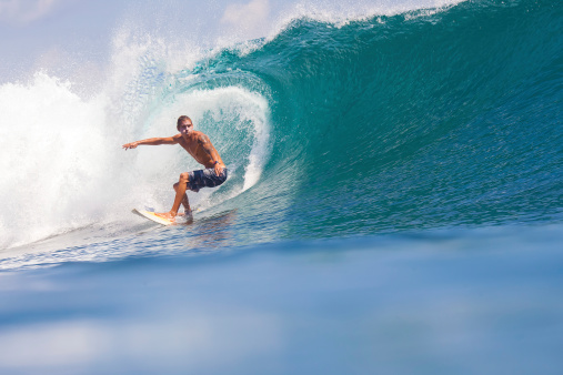 Surf una ola.  Bali isla.  Indonesia. photo