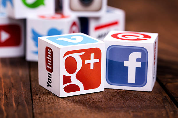 social-media-würfel auf einem hölzernen hintergrund - google blog social networking symbol stock-fotos und bilder