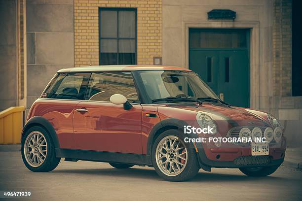 Red Mini Cooper Foto de stock y más banco de imágenes de Aire libre - Aire libre, Amortiguador mecánico, Aparcamiento