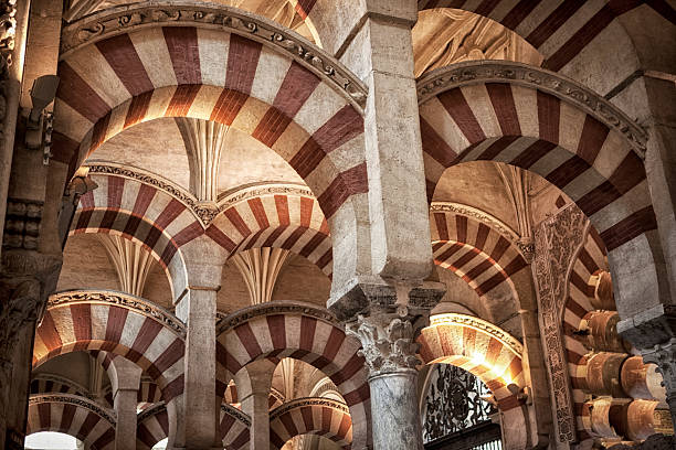 interni dal famoso mesquita moschea di córdoba. - la mezquita cathedral foto e immagini stock