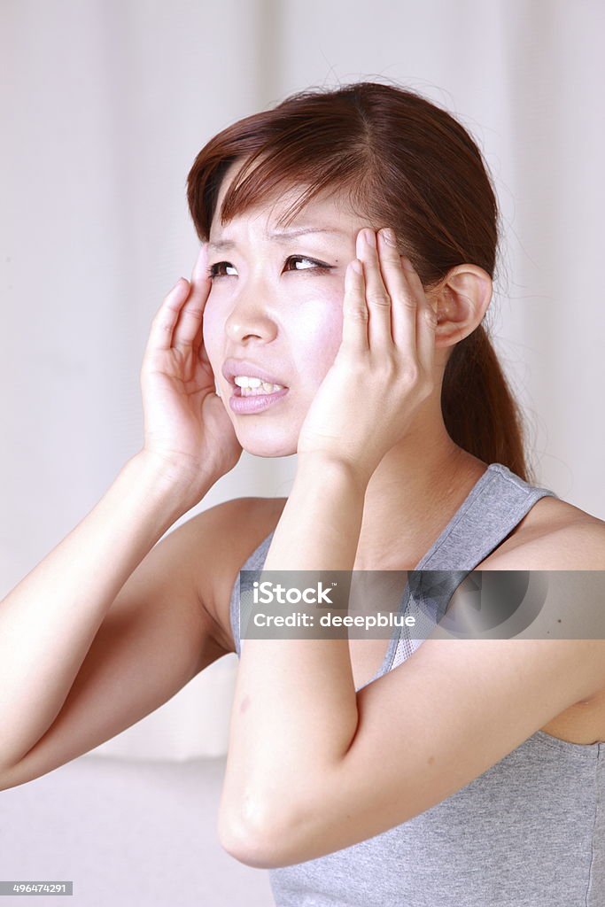 Jeune femme japonaise souffrent de mal de tête - Photo de Attaque cérébrale libre de droits