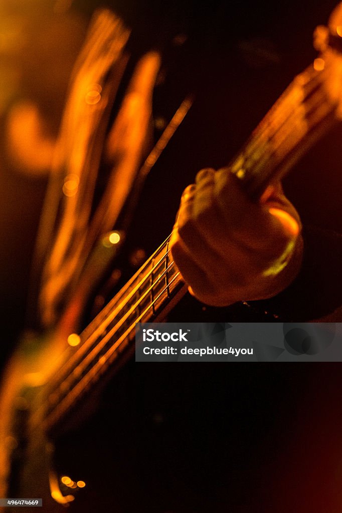 Mão no Bass de guitarra no palco - Foto de stock de Abstrato royalty-free