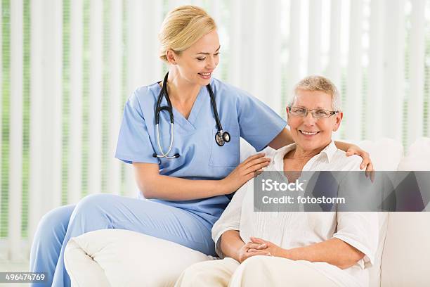 Ärztin Senior Patienten Stockfoto und mehr Bilder von Aktivitäten und Sport - Aktivitäten und Sport, Alter Erwachsener, Altersheim