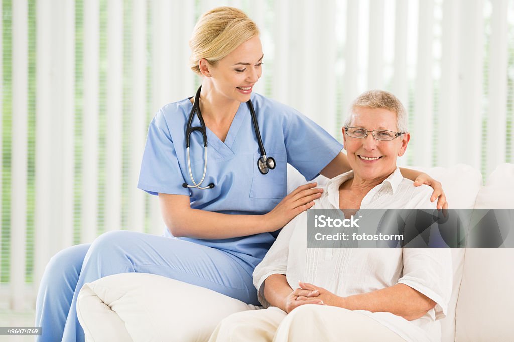 Medico e paziente anziano femmina - Foto stock royalty-free di Accudire