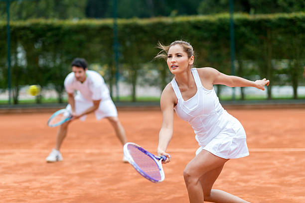 coppia giocare a tennis - doppio foto e immagini stock