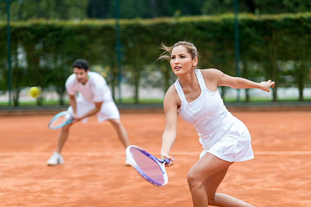 casal jogar ténis - tennis couple women men imagens e fotografias de stock