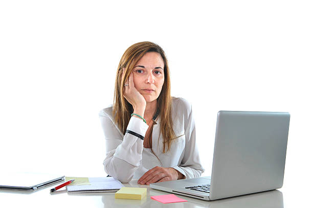triste 40s femme d'affaires dans le stress au travail avec ordinateur - emotional stress ideas bullying office photos et images de collection