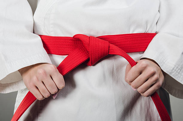 preparación para la batalla - karate child judo belt fotografías e imágenes de stock