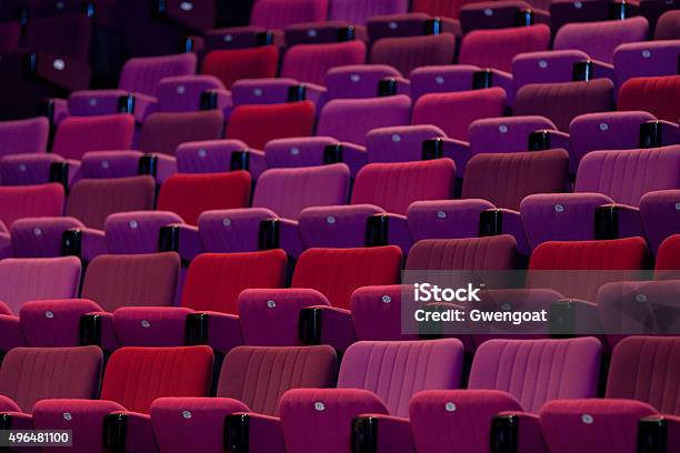 Photo libre de droit de Sièges Rouge banque d'images et plus d'images libres de droit de Chaise - Chaise, Cinéma, Industrie du cinéma