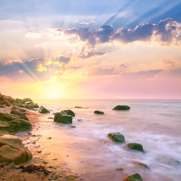 wschód słońca nad piękny krajobraz w skalistym wybrzeżem ocean - nobody rock coastline sea zdjęcia i obrazy z banku zdjęć