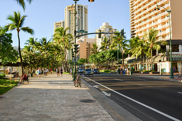 spiaggia di waikiki tramonto - waikiki beach foto e immagini stock