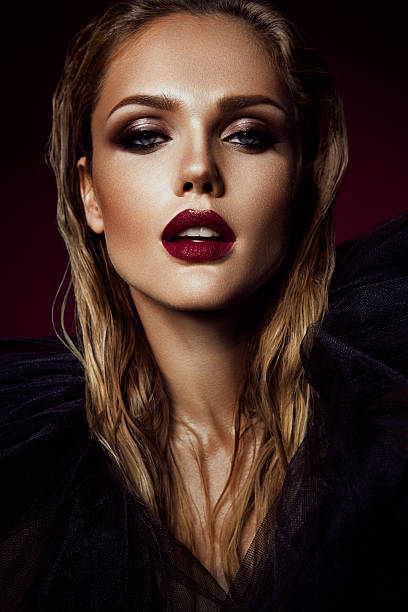close-up portrait de belle femme avec lumineux maquillage - sexy lips photos et images de collection