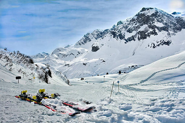 lech zurs ski resort, "arlberg, tyrol, autriche - ski resort winter sport apres ski ski slope photos et images de collection