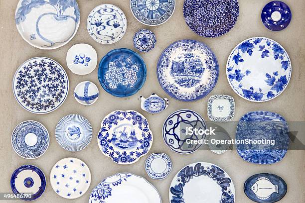 Placas De Porcelana Colocarse Sobre El Suelo De Cemento De Fondo Foto de stock y más banco de imágenes de Porcelana china