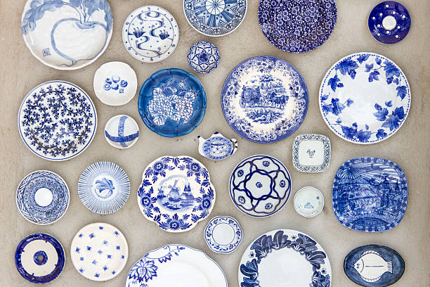 porcelana placas colocados no chão de cimento para plano de fundo. - blue plate fotos imagens e fotografias de stock