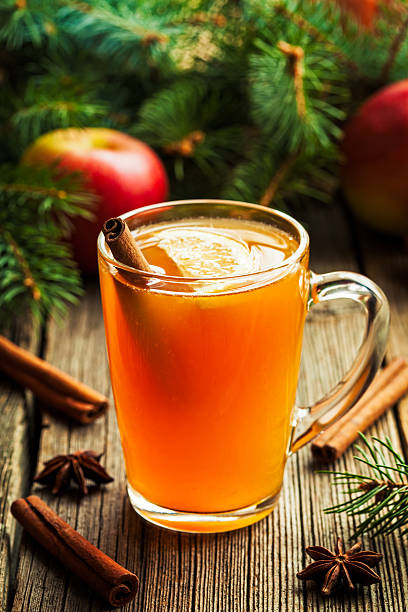 hot toddy tradicional de alcohol bebidas de invierno, disfrutar de la receta. caseras de navidad - hot apple cider cider cinnamon heat fotografías e imágenes de stock