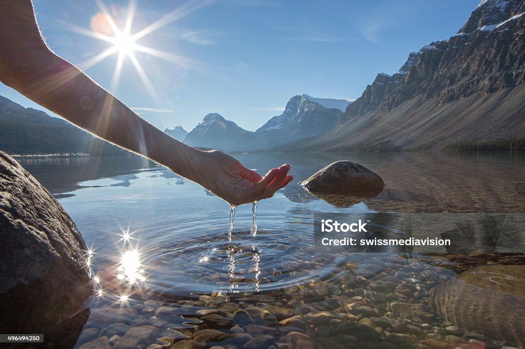 Menschliche hand geschlossen, um das frische Wasser von lake - Lizenzfrei Wasser Stock-Foto