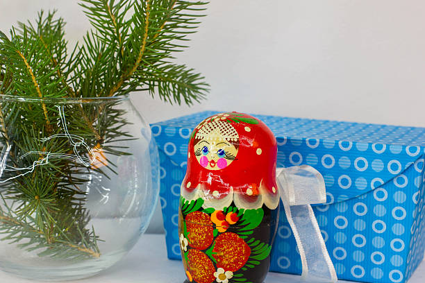 bambola matrioska russa di natale, capodanno rami di pino regalo - santa claus babushka christmas decoration foto e immagini stock