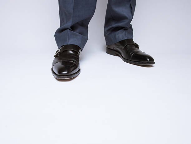 stopy człowieka w czarne buty - business human foot shoe men zdjęcia i obrazy z banku zdjęć