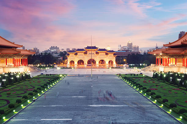 libery 정사각형 해질녘까지. taipei-taiwan. - national concert hall 뉴스 사진 이미지