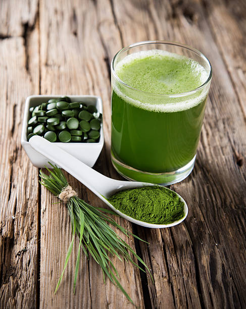 detox.若い大麦、クロレラ原産です。 - wheatgrass alternative medicine detoxification juice ストックフォトと画像