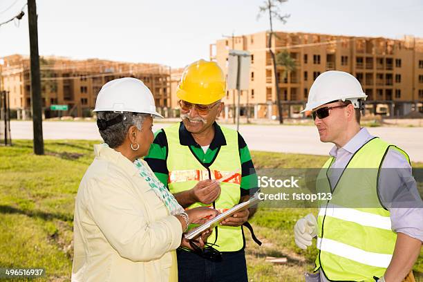 Bauarbeiter Ingenieur Reden Leitender Mitarbeiter Im Jobwebsite Stockfoto und mehr Bilder von Bürogebäude