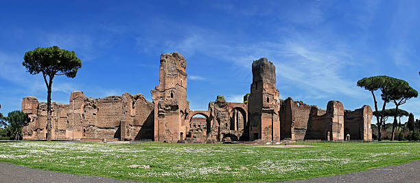 As ruínas do Termas de Caracalla em Roma, Itália - fotografia de stock