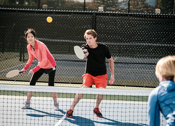 피클볼 플레이어 - racket sport tennis tennis ball young women 뉴스 사진 이미지
