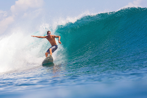 Surf una ola.  Bali isla.  Indonesia. photo
