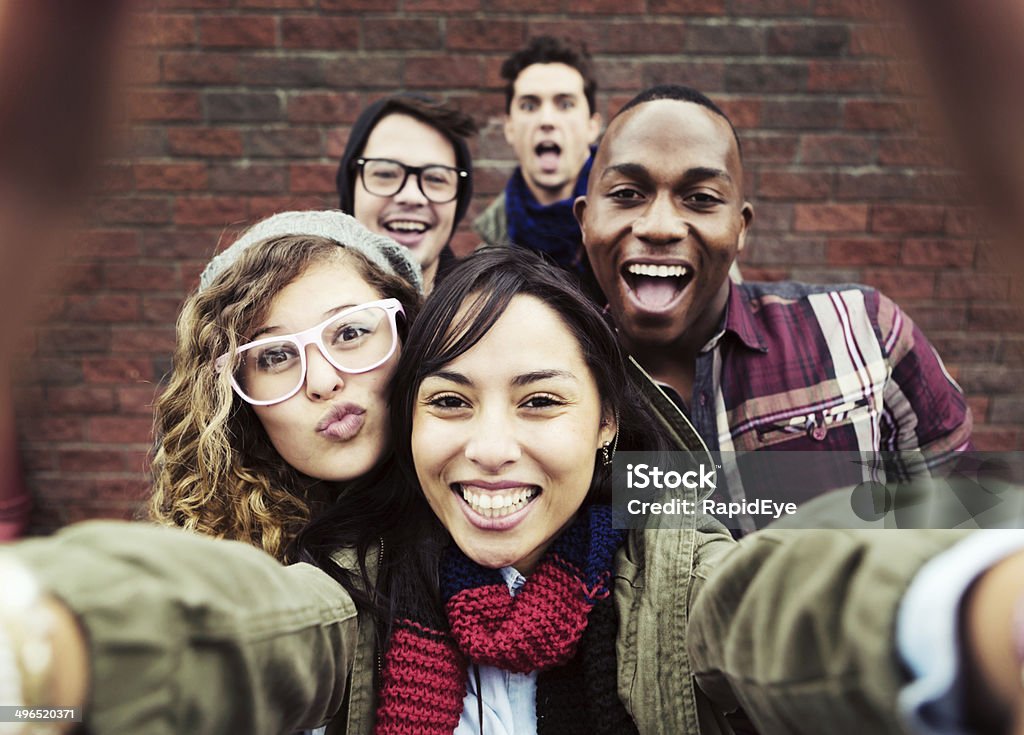 Lustige selfies für fünf lustige junge Menschen - Lizenzfrei Angeberei Stock-Foto